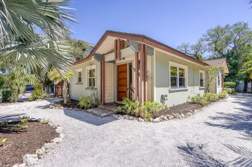 MI Oasis Getaway! Just 200 Steps to the Beach on a very quiet street - Villaer