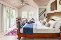 Charming Beach Cottage, 100 Steps to the Beach. Pet friendly. King Bed. - WiFi