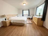 Olympic Base Camp: Pet friendly & spacious 4 bedroom home w/ hot tub - Wifi