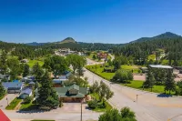 Mountain Peaks Inn, GREEN MOUNTAIN SUITE, Downtown Hill City - Chalets