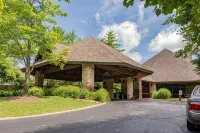 Minutes from Sdc! Pools! Scenic Wooded Views! Lake! - Hytter