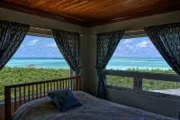 Secluded & Quiet Beachfront Home w/ Beautiful View on Lochabar Bay. Family fun! - 3 ดาว