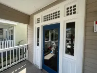 1890's Craftsman Home  5BR 4BA, Sleeps 16+   w 6 TVs. - Villas