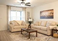 Townhouse mins to UofL & Churchill Downs/hot tub - 2-Star