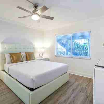 Boca Waterfront • Walk to Beach • Pool & Hot Tub • Gym • Parking Rooms