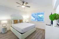 Boca Waterfront • Walk to Beach • Pool & Hot Tub • Gym • Parking - Bungalows
