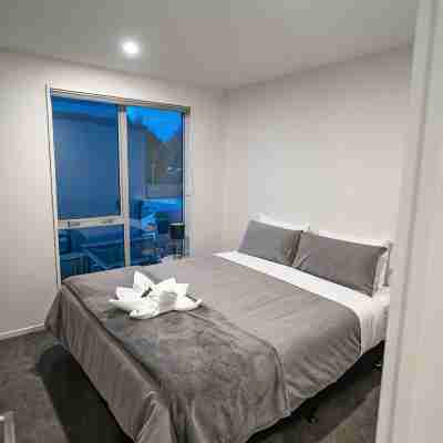 5 minutes to CBD , Parking, Kid and Pet Friendly Rooms