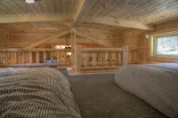 Peaceful & Romantic Log Cabin w/Hot Tub+Fireplace+Wi-Fi - Alphydda