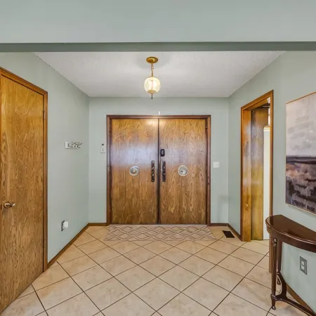 4BR Retreat w/ KING Bed, Hot Tub & Prime Location Отели в г. Овассо