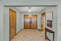4BR Retreat w/ KING Bed, Hot Tub & Prime Location - Wifi