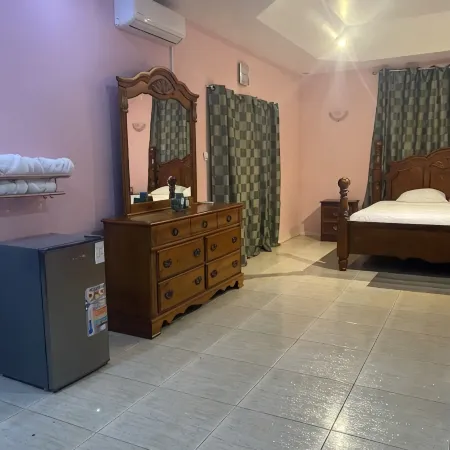 Spacious self contained room with wifi, a kitchenette and jacuzzi