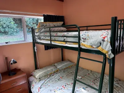 Little Kaiteriteri Rose's bach -3min walk to beach Hoteles en 