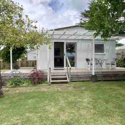 Quiet little batch just 5min walk from shops Hotel Exterior