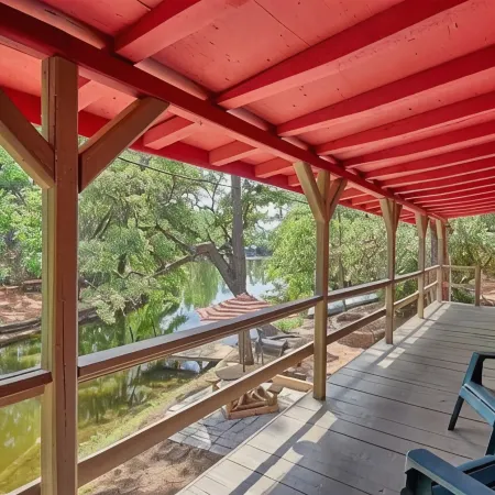 Relaxing 2-bedroom cabin on Lake Jean