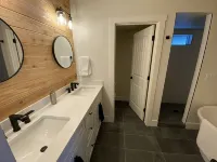 Beautiful 2BD + 2BA Home! King Beds! Hot Tub! Pool! Walk to downtown. - 4-Star