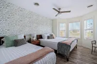 ROSELAWN RETREAT: Firepit, Gameroom, Views! Huge Gorgeous home 5 mins to the Ark - 4-Star