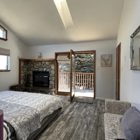 INDEP.CLOSE TO SKI/REMODELED CHALET ON XL LOT W VIEWS OF SKI RESORT &MOUNTAINS