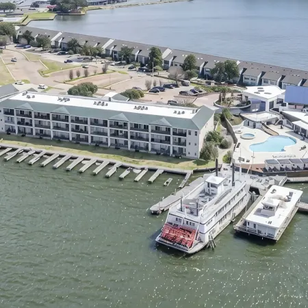 Spacious 2-bedroom Condo with Lake Views and WiFi - Sleeps 6