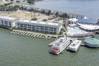 Spacious 2-bedroom Condo with Lake Views and WiFi - Sleeps 6 - ジャグジー
