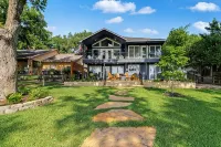 Waterfont LBJ Escape - Dock, Hot Tub & Sleeps 13 - 부티크