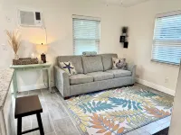 Cozy, Coastal Cottage in Art District - ห้องครัว