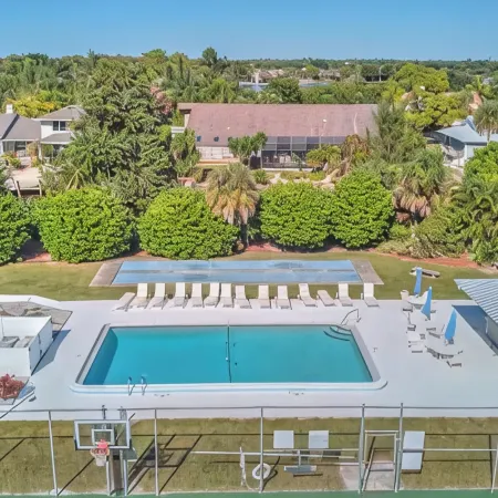 Close to the Beach and 5th Ave! Fun Naples Peaceful Getaway 4U!