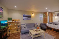 Cascade Getaway - Heart of Cle Elum - Full Kitchen, Private Patio & Pet Friendly - Wi-Fi