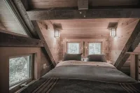The Lodge @ SkyCamp: Cozy cabin with hot tub 15min from Stevens Pass - シャレー