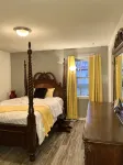 Southern Charm Sav 3BR/1.5 Bathroom Hotels in Midtown Savannah