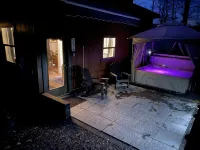 Rivah Retreat -River Front- Fishing -Hot tub - Chalets