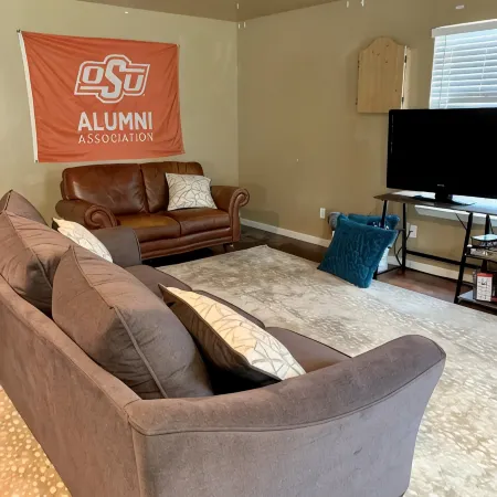 OSU Fan Headquarters- 4 blocks from the Strip, 8 blocks to Campus.