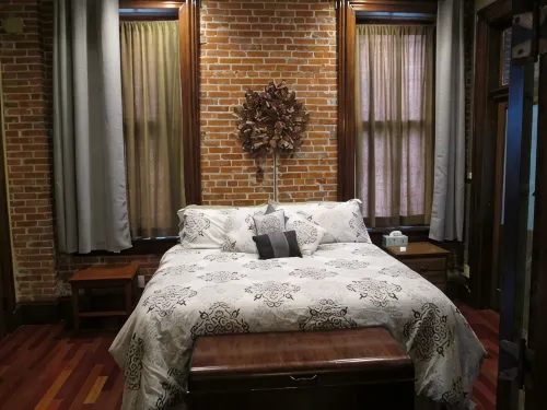 Modern meets Historic, Natural Lighting + High Ceilings, Near Metro - Wifi