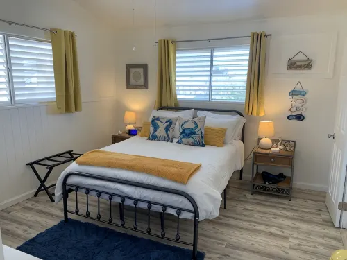 10 Min Walk to Beach, Cozy Family Home - Country Houses