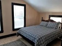 3-bedroom home on the river 10 min. from town also have identical1817617 ID # - 3-Star