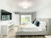 Splendid Lake View Villa with Heated Pool/Spa Near Disney - 3-Star