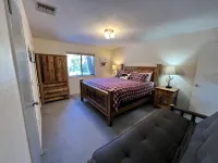 Solitude in the Cedars, Spacious Mountain Home - 4 stjerner