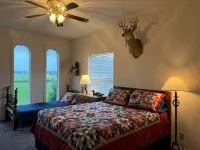 Lodge with fishing & guided hunts available! Minutes from Tulsa & Grand Lake! - 3성급