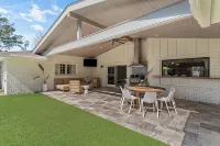 The Palm - East Beach Private Retreat - Saltwater Pool, Hot Tub, Beach Access! - 4성급