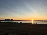 Beach house with views of Puget Sound, ferry, North Cascades, Mt Baker, Rainier. - de playa