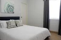 Spacious Escape, 1KB, 2QB, Wifi - Private Yard - Bungalow