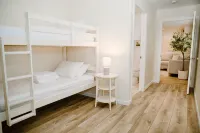 Spacious home 7 minutes away from the beach! - Wifi