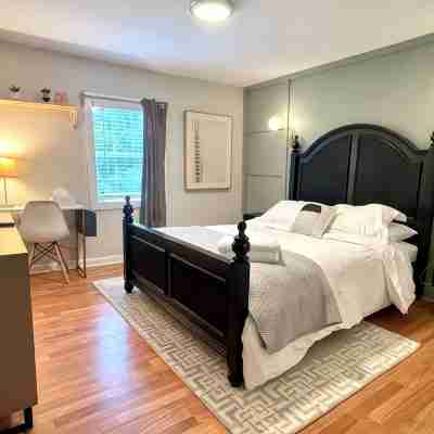 Zen Midcentury-Art Deco Hideaway Rooms