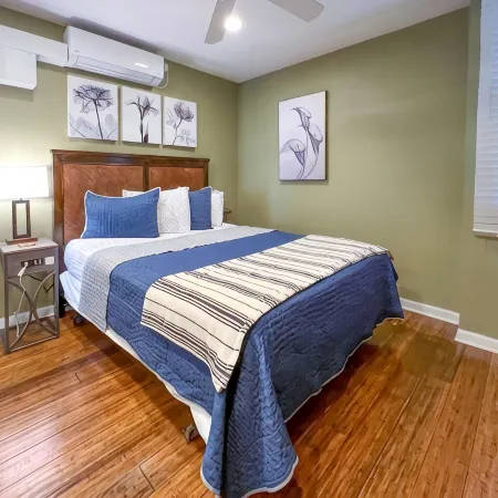 3 minutes walk to the beach. Nearby shopping and restaurants