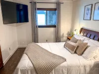 Modern Snowshoe Retreat - 3Br/2BA - Walk to Slopes + Mountain Views - balcony