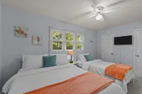 Sleeps 5! 2 Br, 2.5BA Townhome-Walk to Beach & Dining – Your Escape Awaits! - Wi-Fi