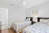 Peaceful Lakeview Condo • 2 Pools • Minutes to Img & Beaches - balcony