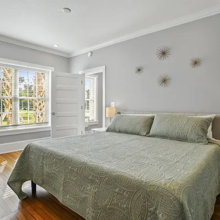 Island Luxury and Location! Between Downtown and the Beach