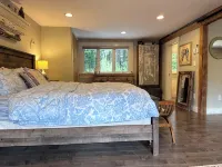 Large Cozy House- Family Friendly w/ Indoor Hot Tub, 5mi to Jay Peak - Balkoner