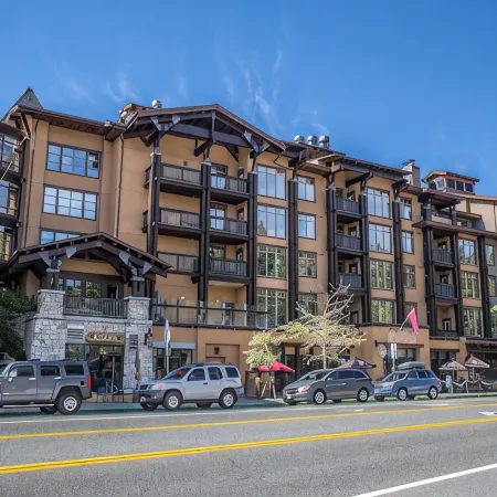 3-bedroom Penthouse in the Village/ walk to the Gondola/ top floor.