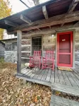 Cabin 2 - 1 Bedroom Cabin with Campbell Creek view in Pioneer Village - Chalets